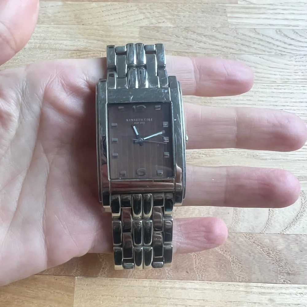 Kenneth Cole New York mens brown dial silver tone dress watch NEW BATTERY
